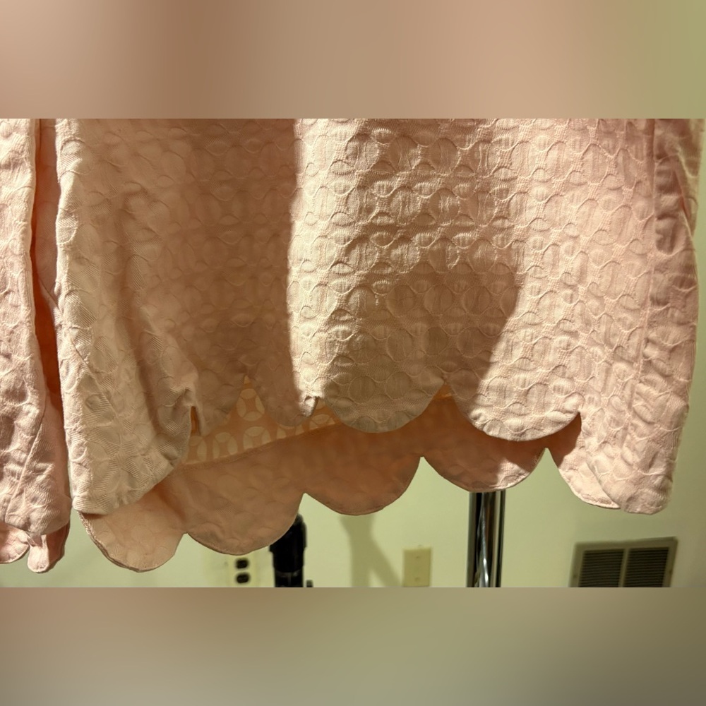 Crown & Ivy Women’s Plus Light Pink Textured Shorts with Scalloped Hem Sz 22W - Picture 2 of 10